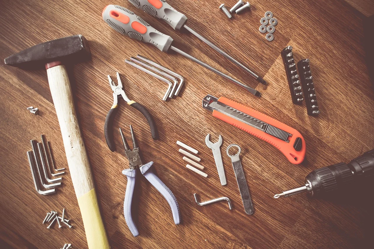 DIY i majsterkowanie: jak zrobić prosty organizer na akcesoria hydrauliczne